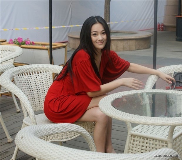 超红模特张馨予街头摄影(图2)