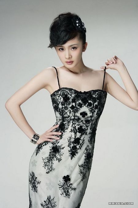 杨幂变身熟女 新写真身材曼妙(图3)