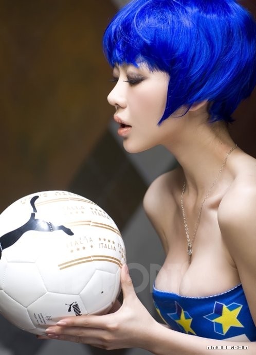 性感惊艳足球宝贝巩新亮(图2)