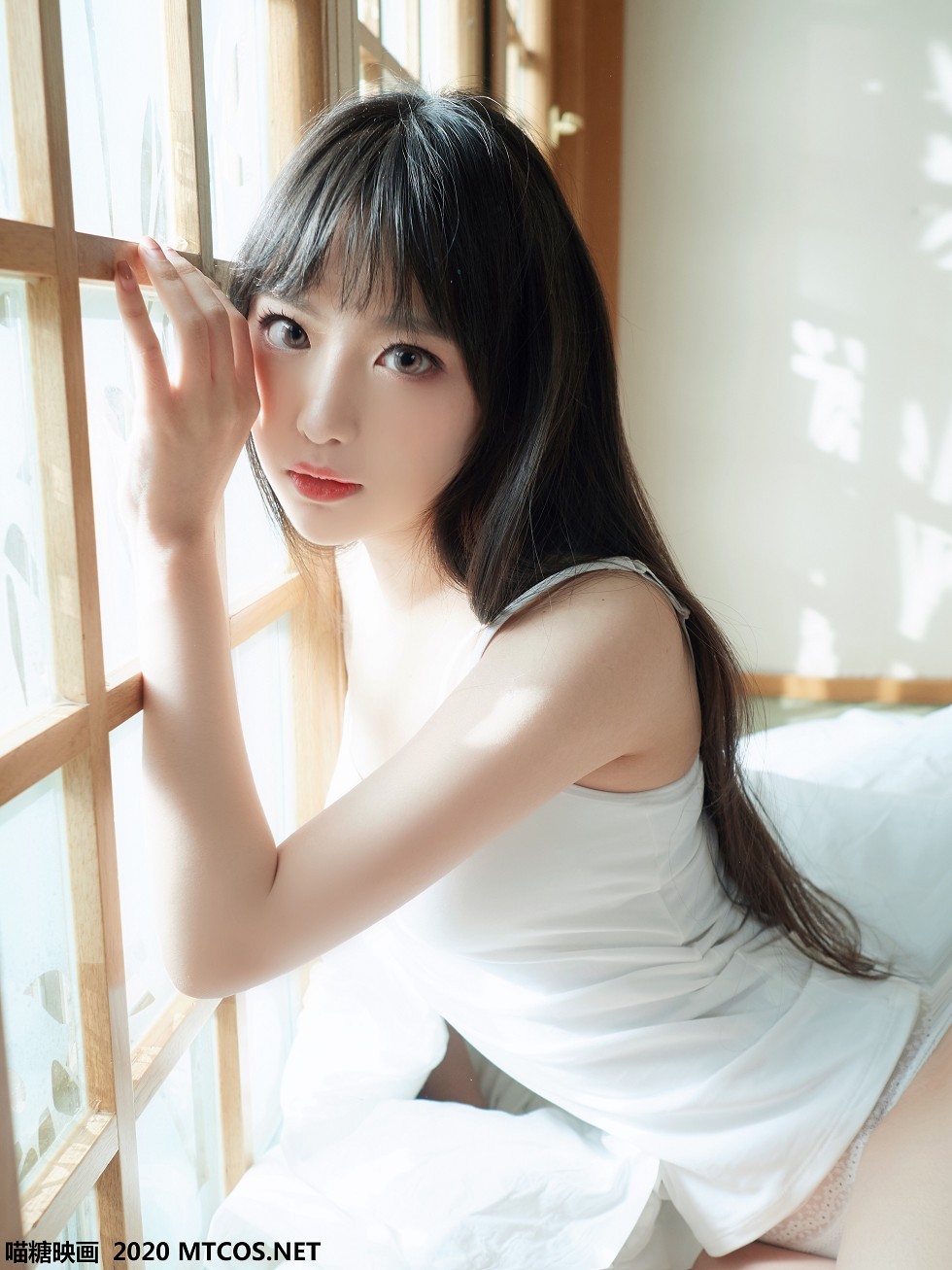 [喵糖映画]Vol.143_白色吊带T美女私房床上性感白色蕾丝内裤秀完美身材诱惑写真35P
