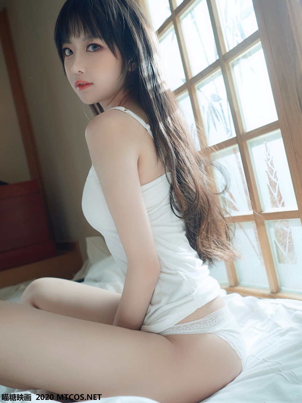 [喵糖映画]Vol.143_白色吊带T美女私房床上性感白色蕾丝内裤秀完美身材诱惑写真35P