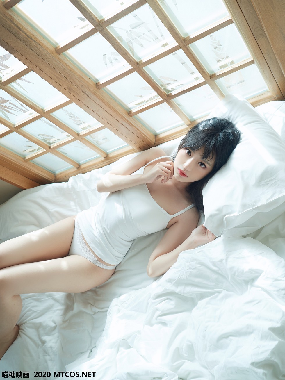 [喵糖映画]Vol.143_白色吊带T美女私房床上性感白色蕾丝内裤秀完美身材诱惑写真35P
