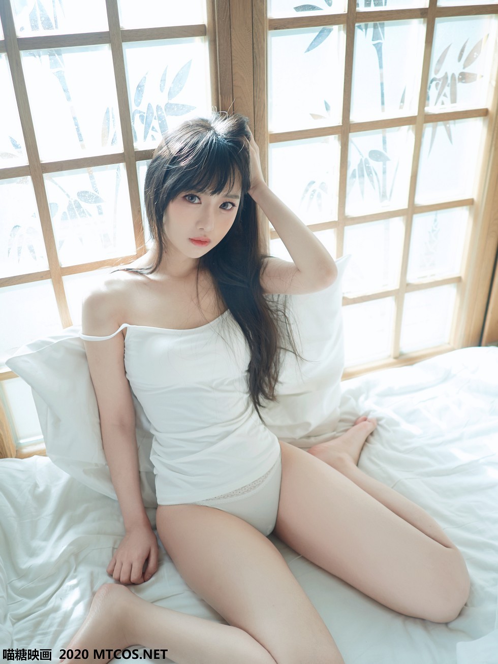 [喵糖映画]Vol.143_白色吊带T美女私房床上性感白色蕾丝内裤秀完美身材诱惑写真35P