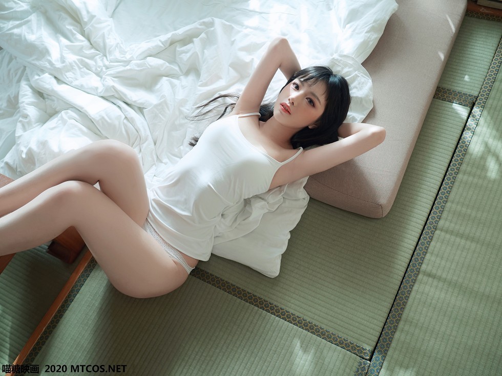 [喵糖映画]Vol.143_白色吊带T美女私房床上性感白色蕾丝内裤秀完美身材诱惑写真35P