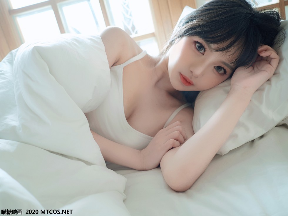 [喵糖映画]Vol.143_白色吊带T美女私房床上性感白色蕾丝内裤秀完美身材诱惑写真35P