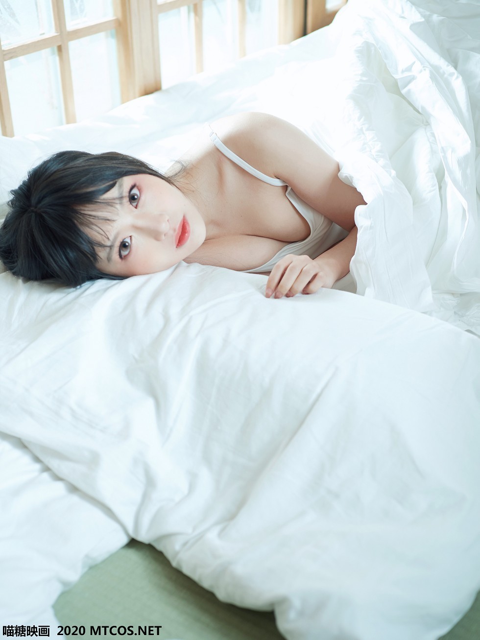[喵糖映画]Vol.143_白色吊带T美女私房床上性感白色蕾丝内裤秀完美身材诱惑写真35P