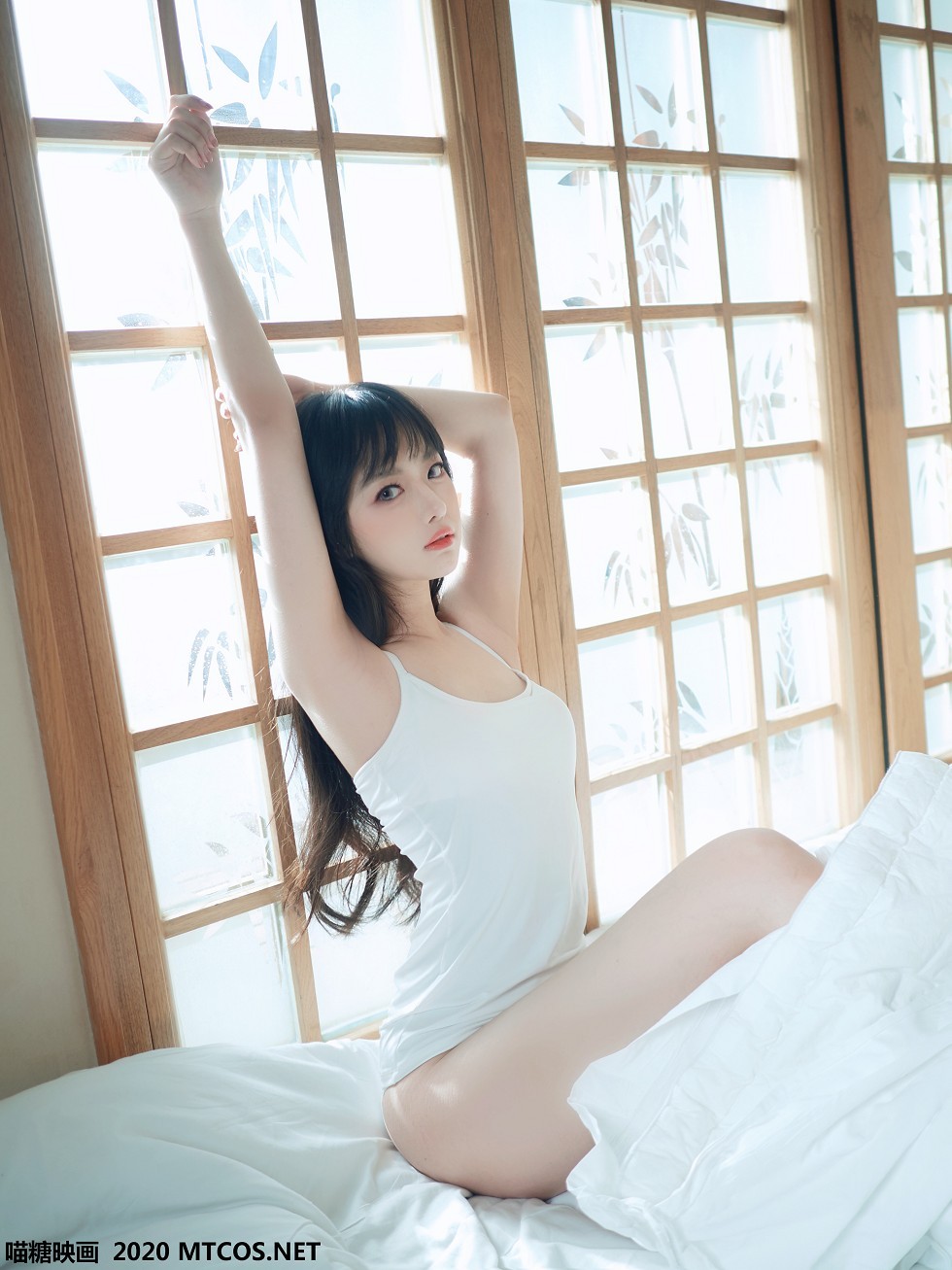 [喵糖映画]Vol.143_白色吊带T美女私房床上性感白色蕾丝内裤秀完美身材诱惑写真35P