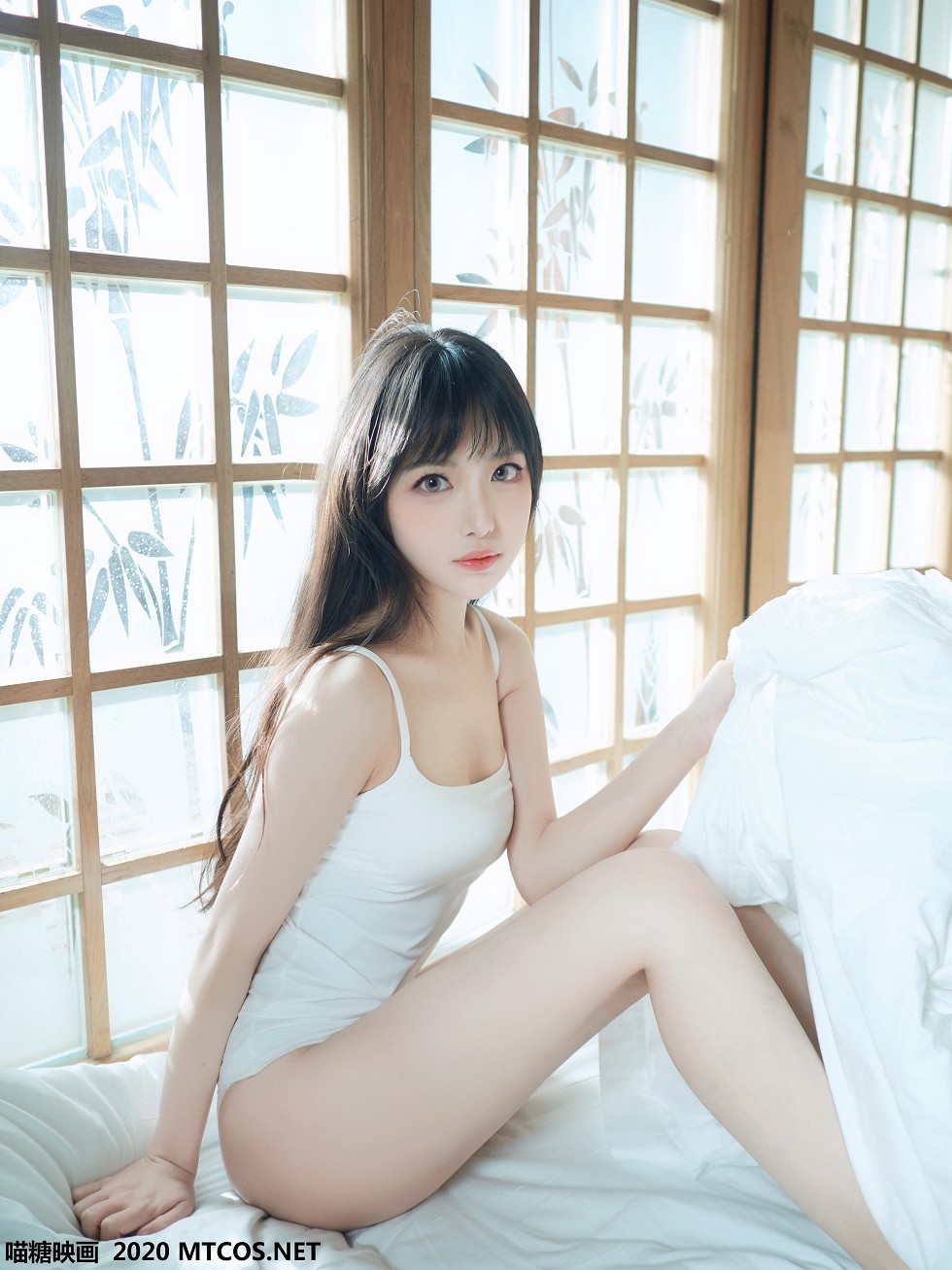 [喵糖映画]Vol.143_白色吊带T美女私房床上性感白色蕾丝内裤秀完美身材诱惑写真35P