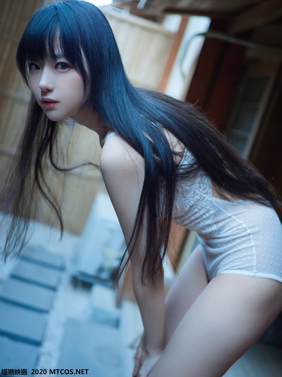 [喵糖映画]Vol.147_靓丽小美女性感白色连体泳装+粉色毛衣秀完美身材诱惑写真25P