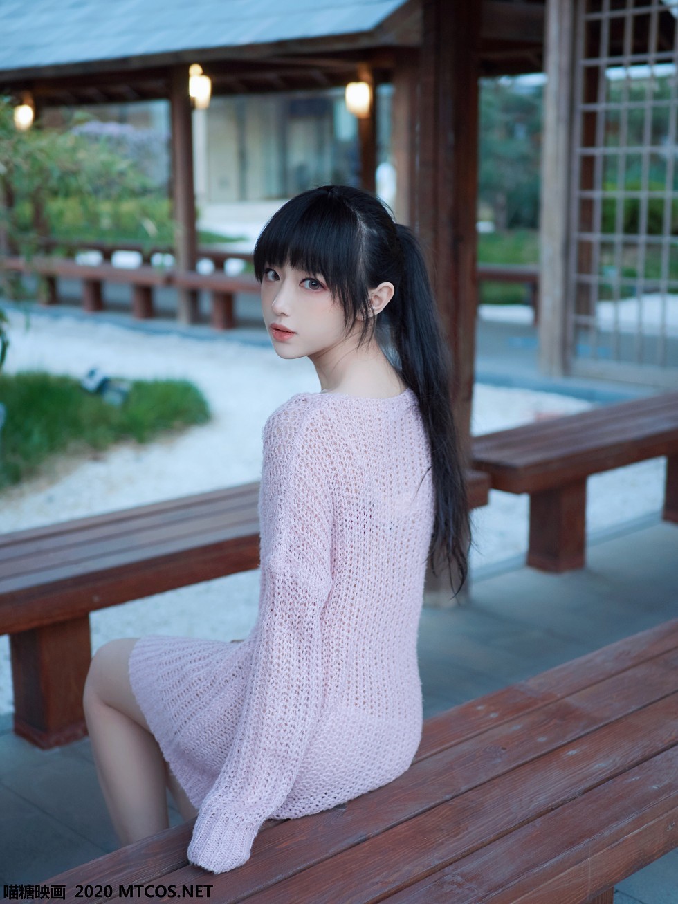 [喵糖映画]Vol.147_靓丽小美女性感白色连体泳装+粉色毛衣秀完美身材诱惑写真25P