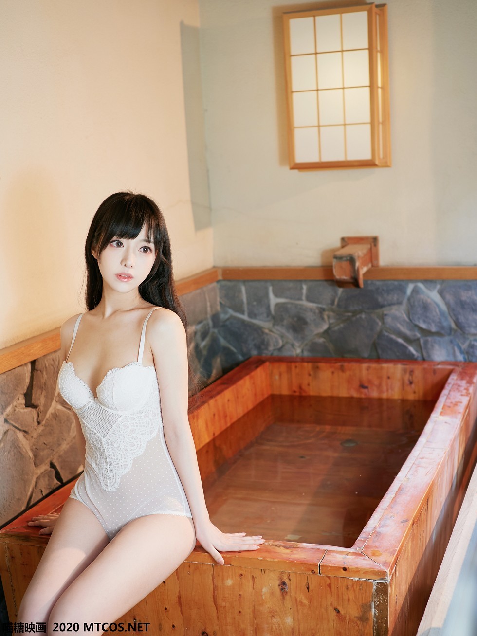 [喵糖映画]Vol.147_靓丽小美女性感白色连体泳装+粉色毛衣秀完美身材诱惑写真25P