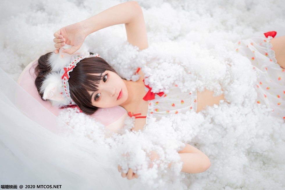 [喵糖映画]Vol.155_草莓印花睡衣美女私房秀白嫩肌肤迷人诱惑写真45P