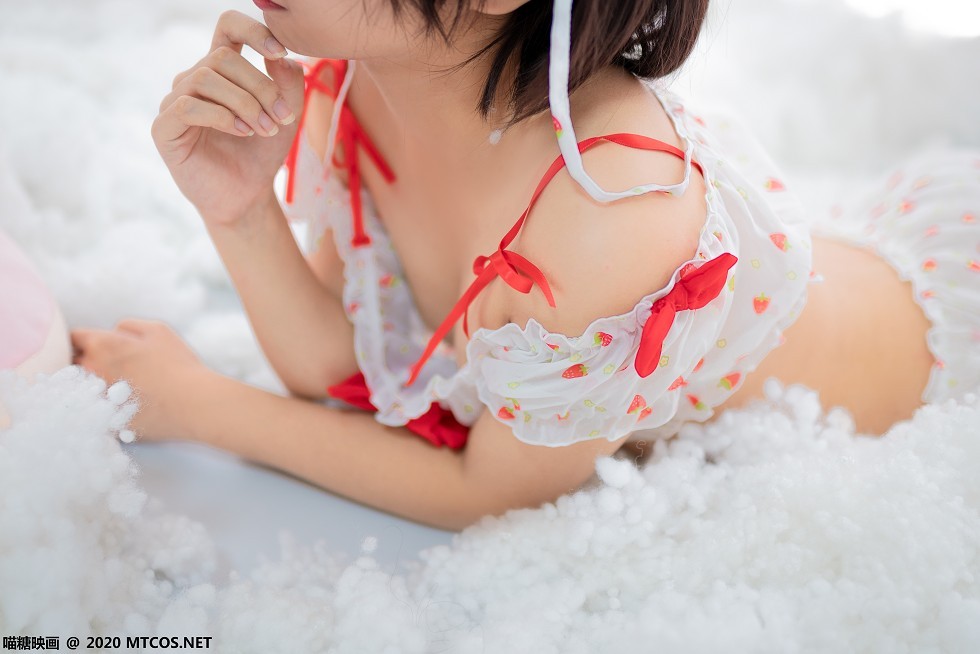 [喵糖映画]Vol.155_草莓印花睡衣美女私房秀白嫩肌肤迷人诱惑写真45P