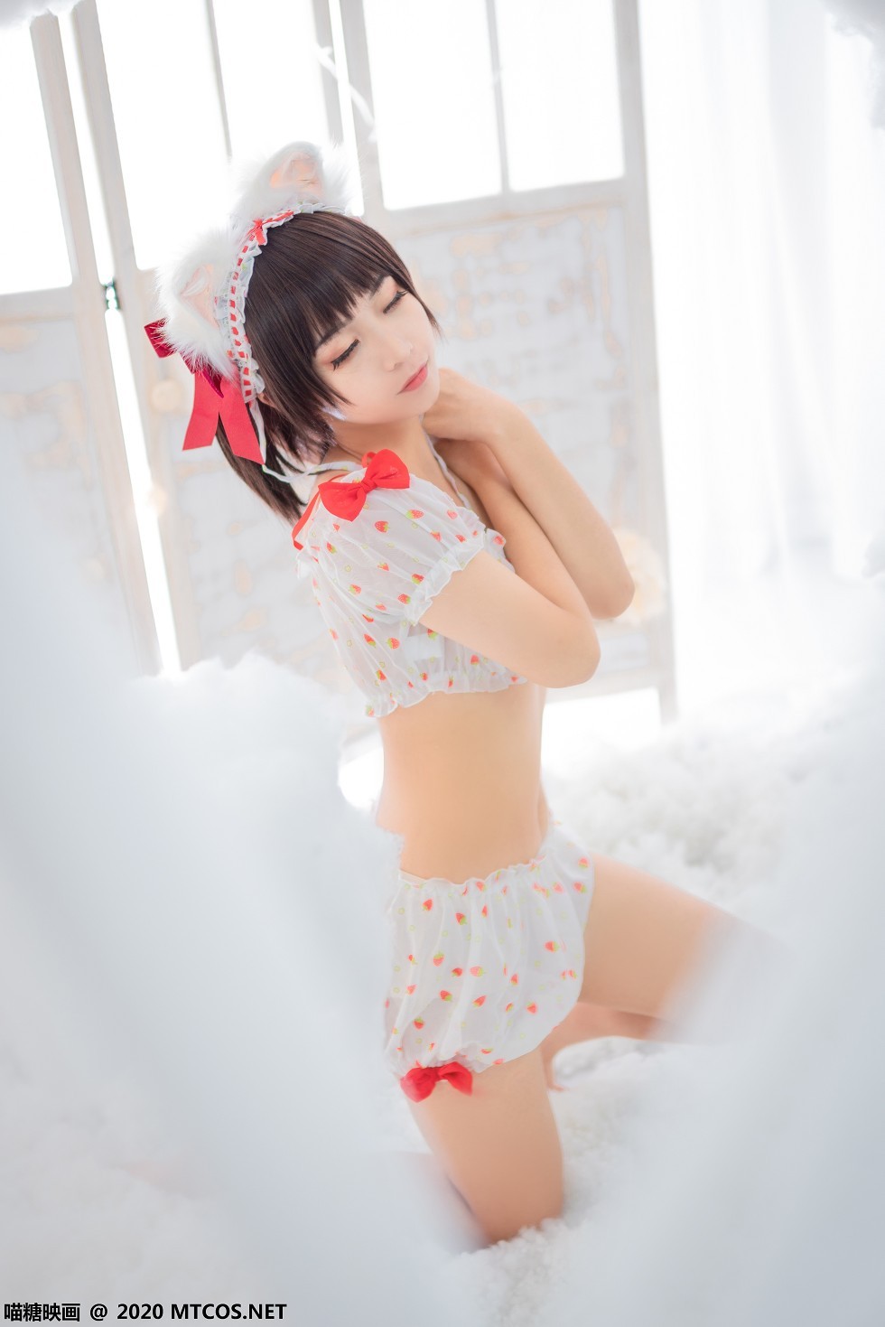 [喵糖映画]Vol.155_草莓印花睡衣美女私房秀白嫩肌肤迷人诱惑写真45P