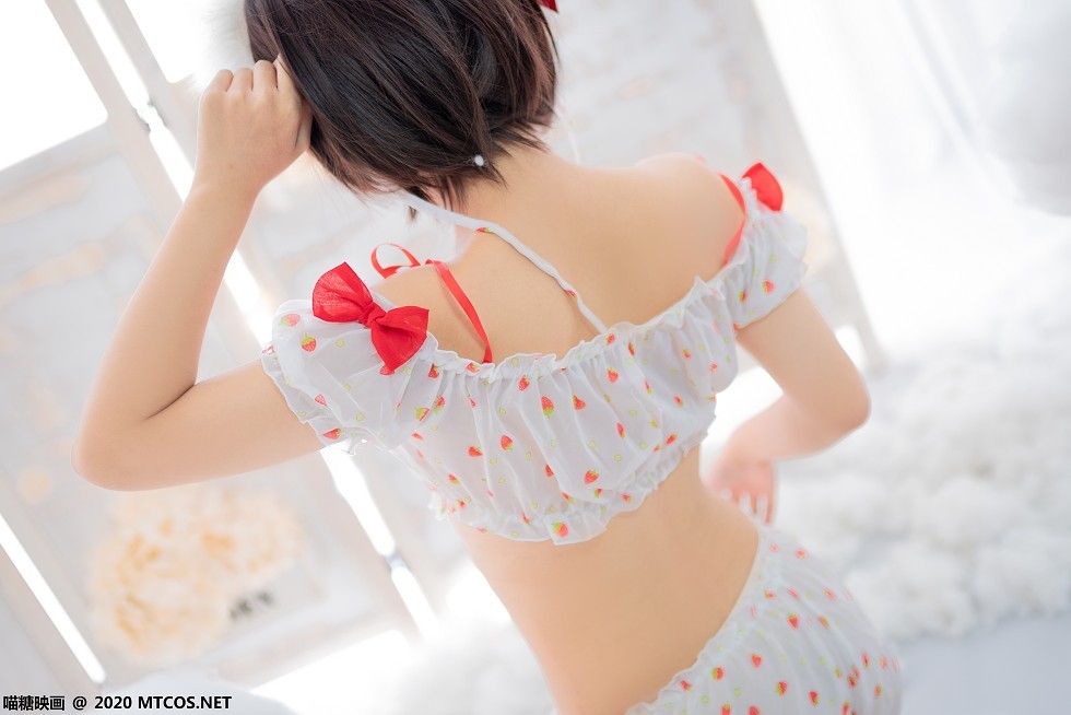 [喵糖映画]Vol.155_草莓印花睡衣美女私房秀白嫩肌肤迷人诱惑写真45P