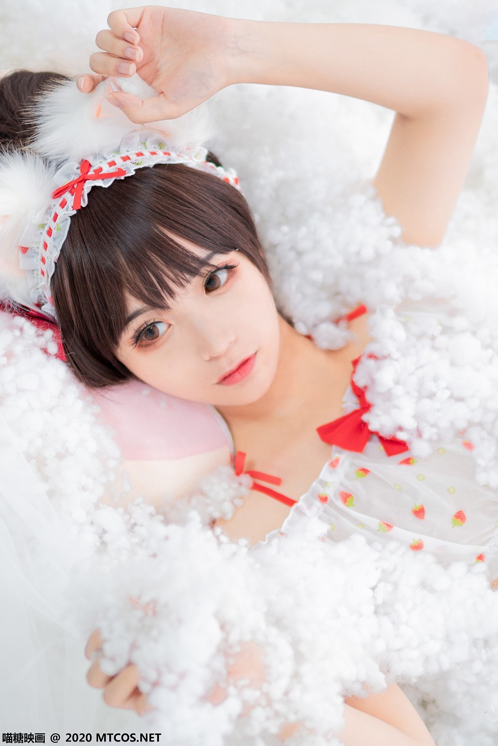 [喵糖映画]Vol.155_草莓印花睡衣美女私房秀白嫩肌肤迷人诱惑写真45P