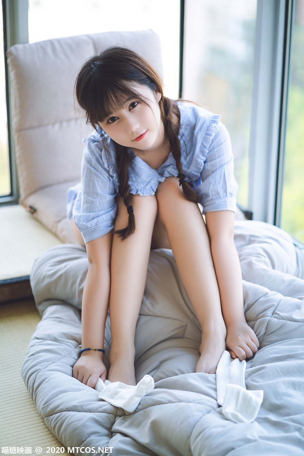[喵糖映画]Vol.159_居家女友私房性感短袖衬衣配白色短裤白色腿袜迷人写真25P