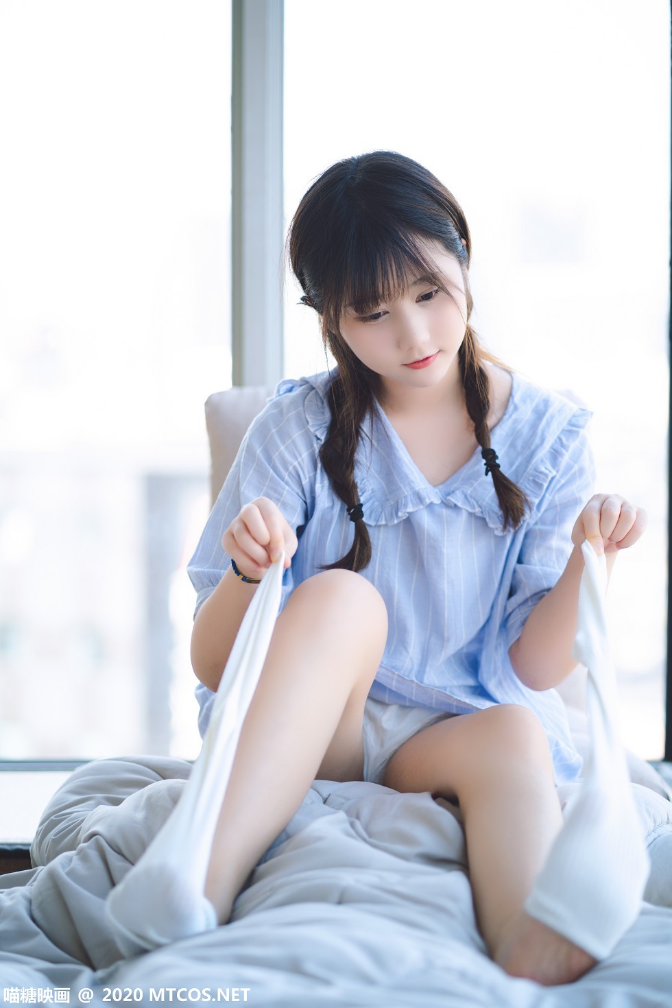[喵糖映画]Vol.159_居家女友私房性感短袖衬衣配白色短裤白色腿袜迷人写真25P