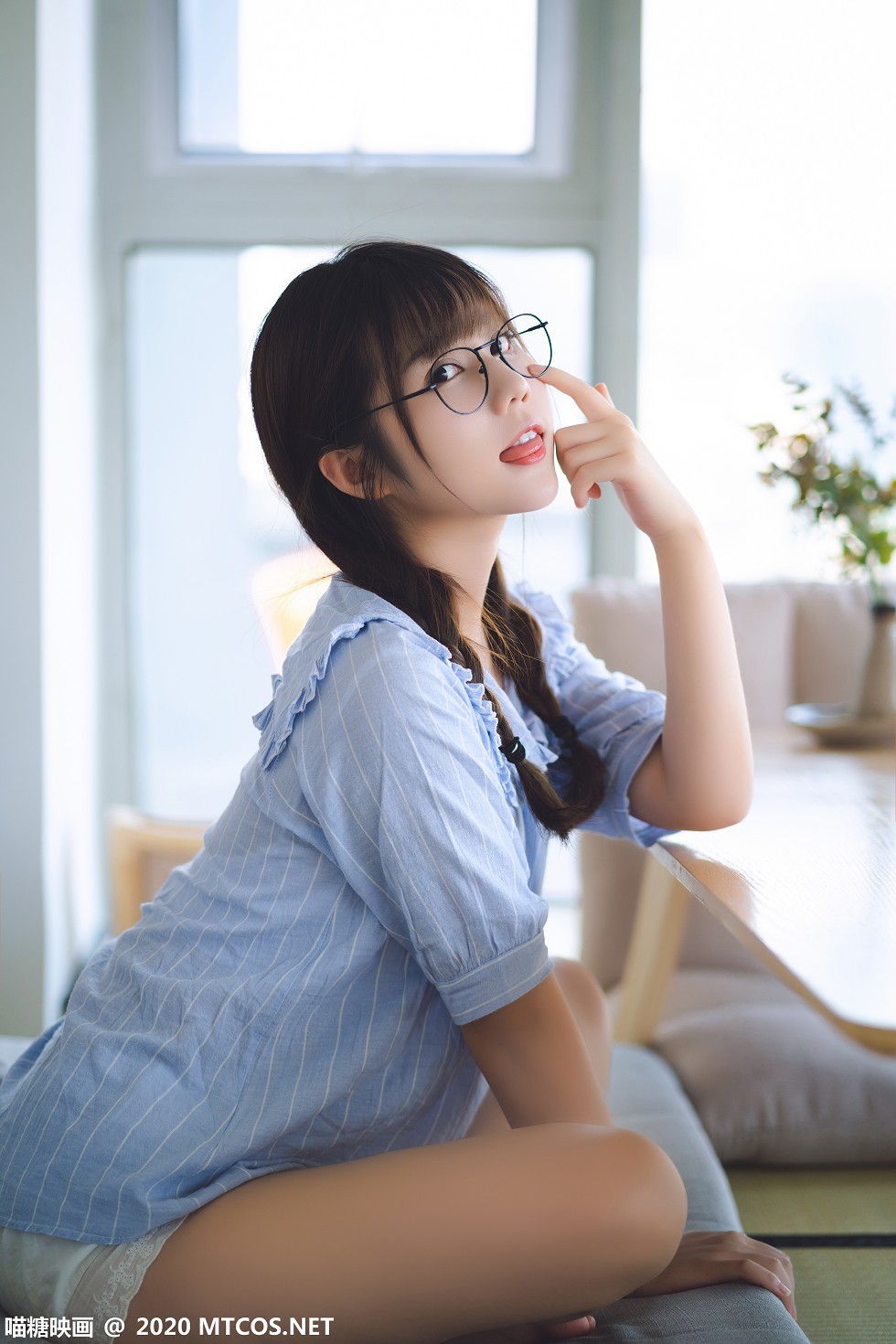 [喵糖映画]Vol.159_居家女友私房性感短袖衬衣配白色短裤白色腿袜迷人写真25P
