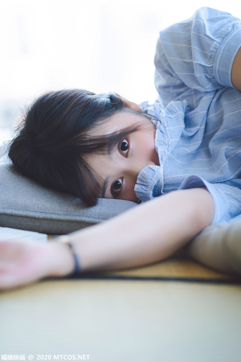 [喵糖映画]Vol.159_居家女友私房性感短袖衬衣配白色短裤白色腿袜迷人写真25P