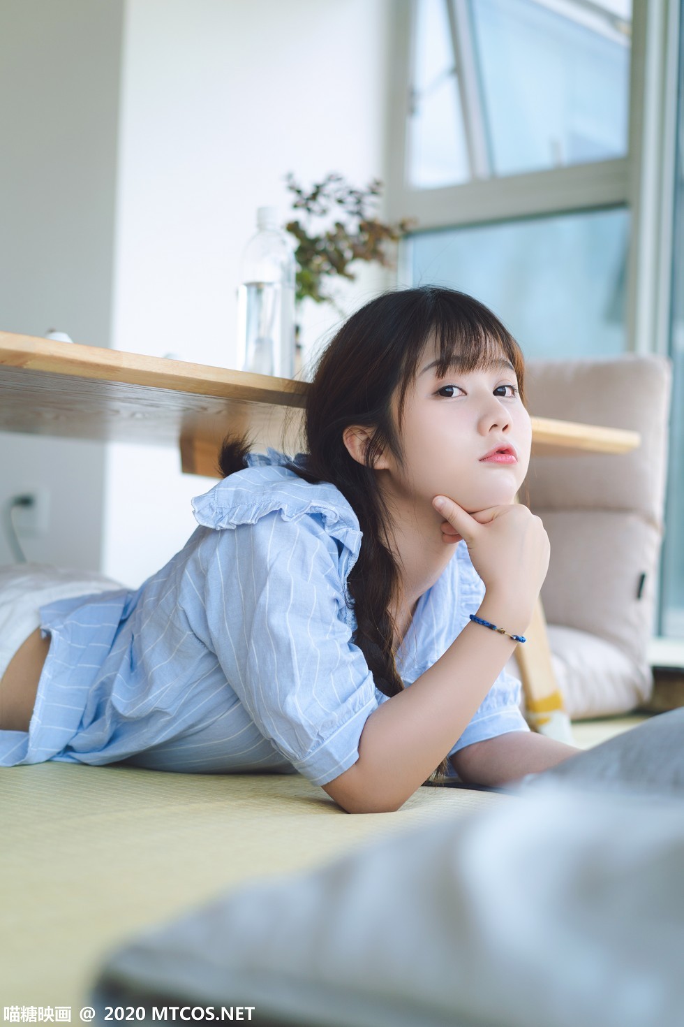 [喵糖映画]Vol.159_居家女友私房性感短袖衬衣配白色短裤白色腿袜迷人写真25P