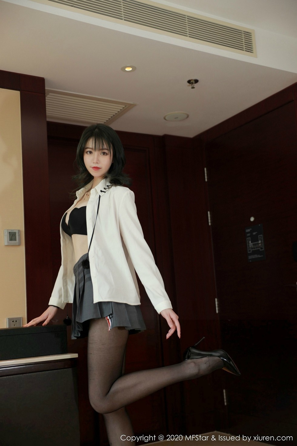 [MFStar模范学院]Vol.312_嫩模yoo优优私房JK服饰半脱真空露白嫩美乳撩人诱惑写真49P