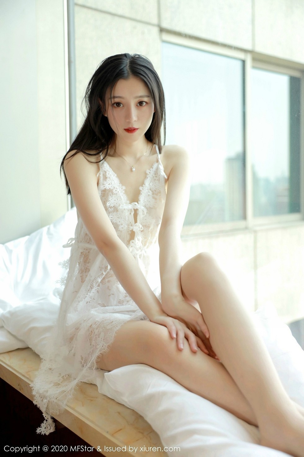 [MFStar模范学院]Vol.315_嫩模言沫私房白色缕空睡衣配无内肉丝裤袜撩人诱惑写真40P