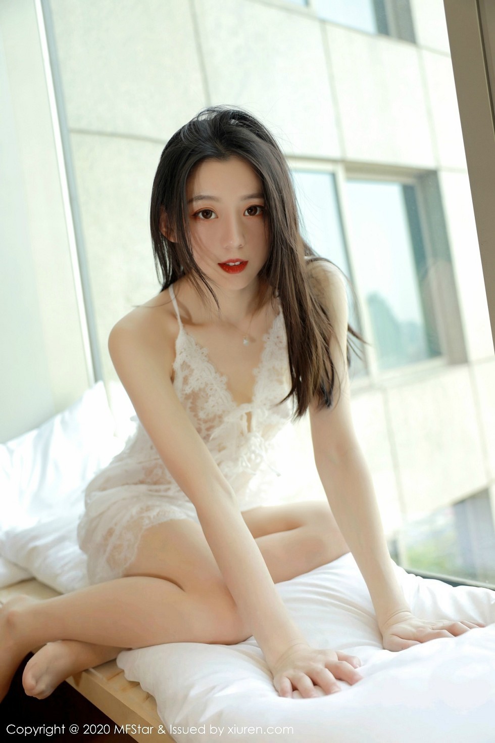 [MFStar模范学院]Vol.315_嫩模言沫私房白色缕空睡衣配无内肉丝裤袜撩人诱惑写真40P