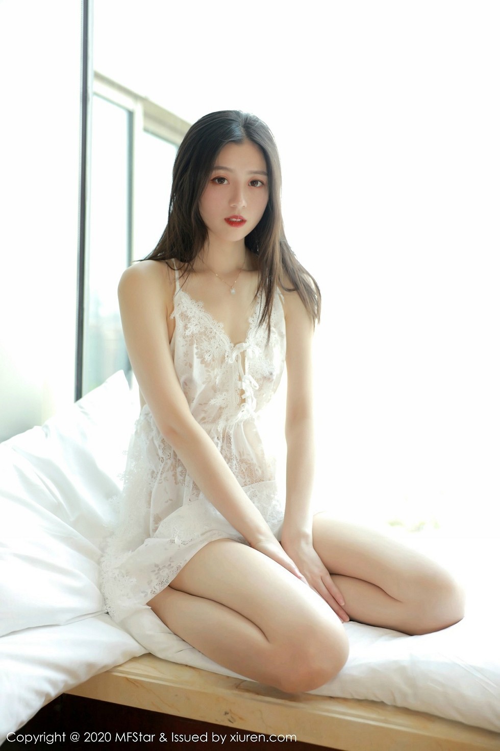 [MFStar模范学院]Vol.315_嫩模言沫私房白色缕空睡衣配无内肉丝裤袜撩人诱惑写真40P