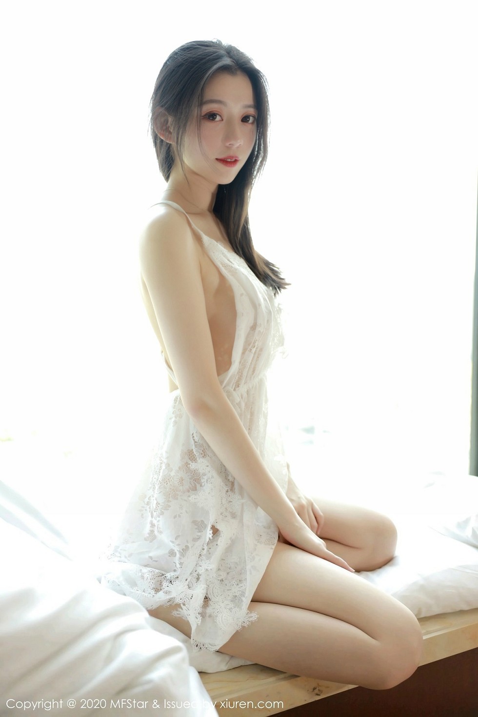 [MFStar模范学院]Vol.315_嫩模言沫私房白色缕空睡衣配无内肉丝裤袜撩人诱惑写真40P