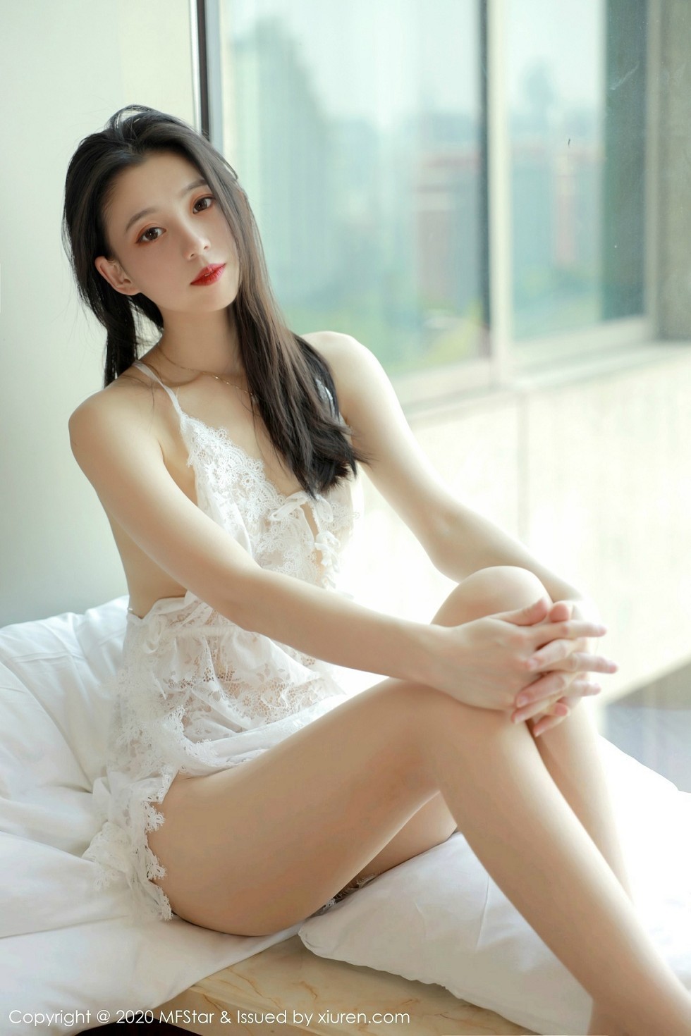 [MFStar模范学院]Vol.315_嫩模言沫私房白色缕空睡衣配无内肉丝裤袜撩人诱惑写真40P