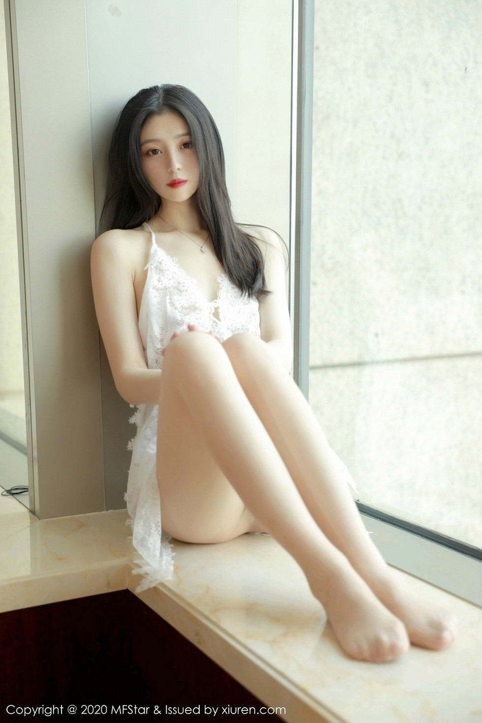 [MFStar模范学院]Vol.315_嫩模言沫私房白色缕空睡衣配无内肉丝裤袜撩人诱惑写真40P