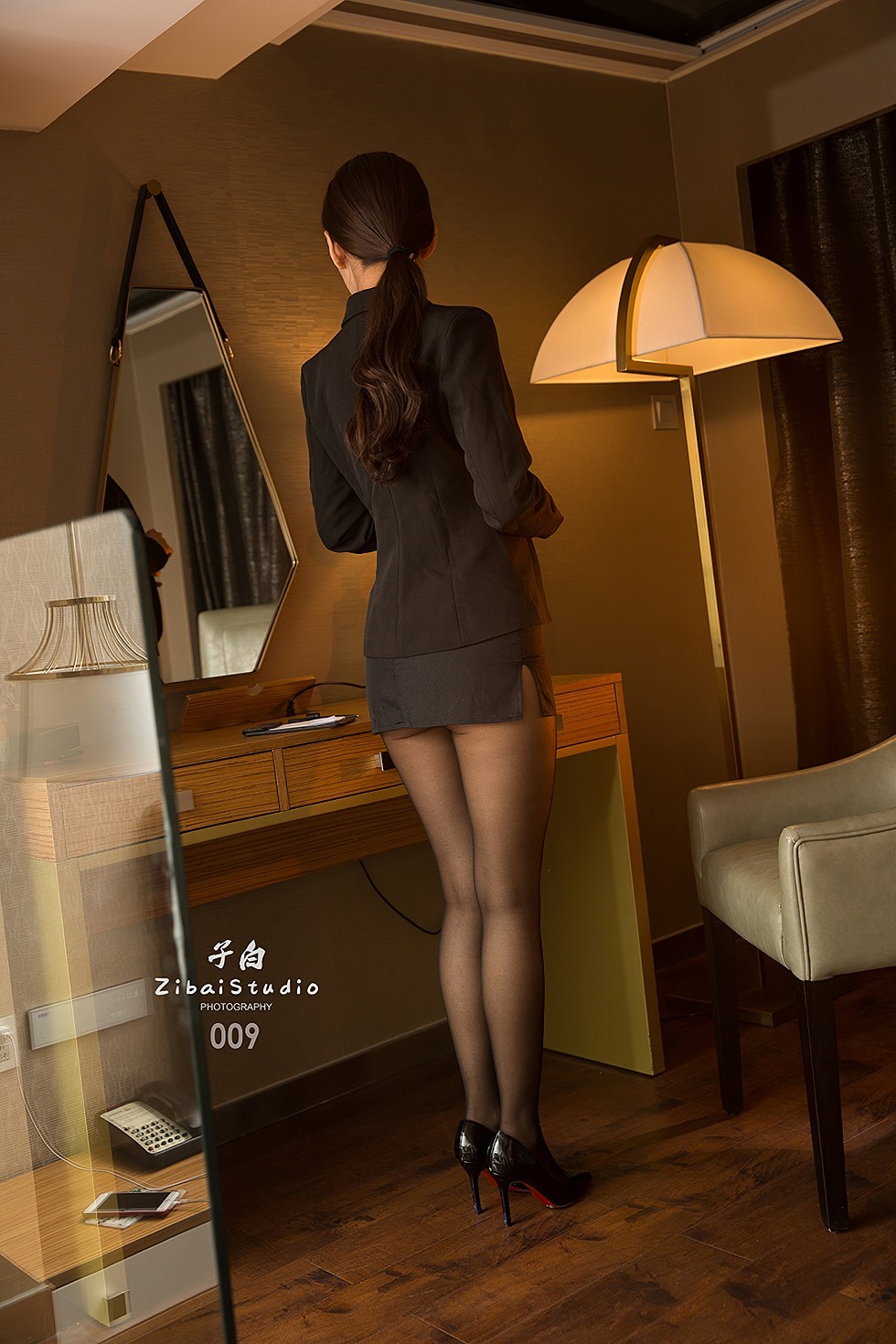 [Toutiao头条女神]No.S026_嫩模艾静香私房职场黑西装半脱秀黑丝裤袜诱惑写真50P