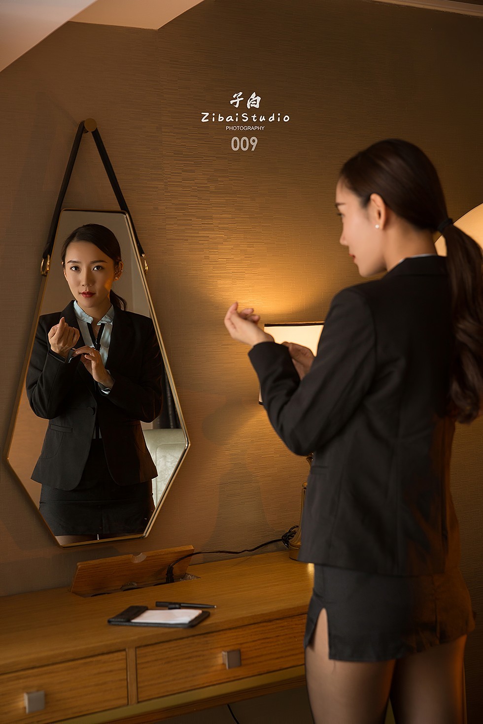 [Toutiao头条女神]No.S026_嫩模艾静香私房职场黑西装半脱秀黑丝裤袜诱惑写真50P