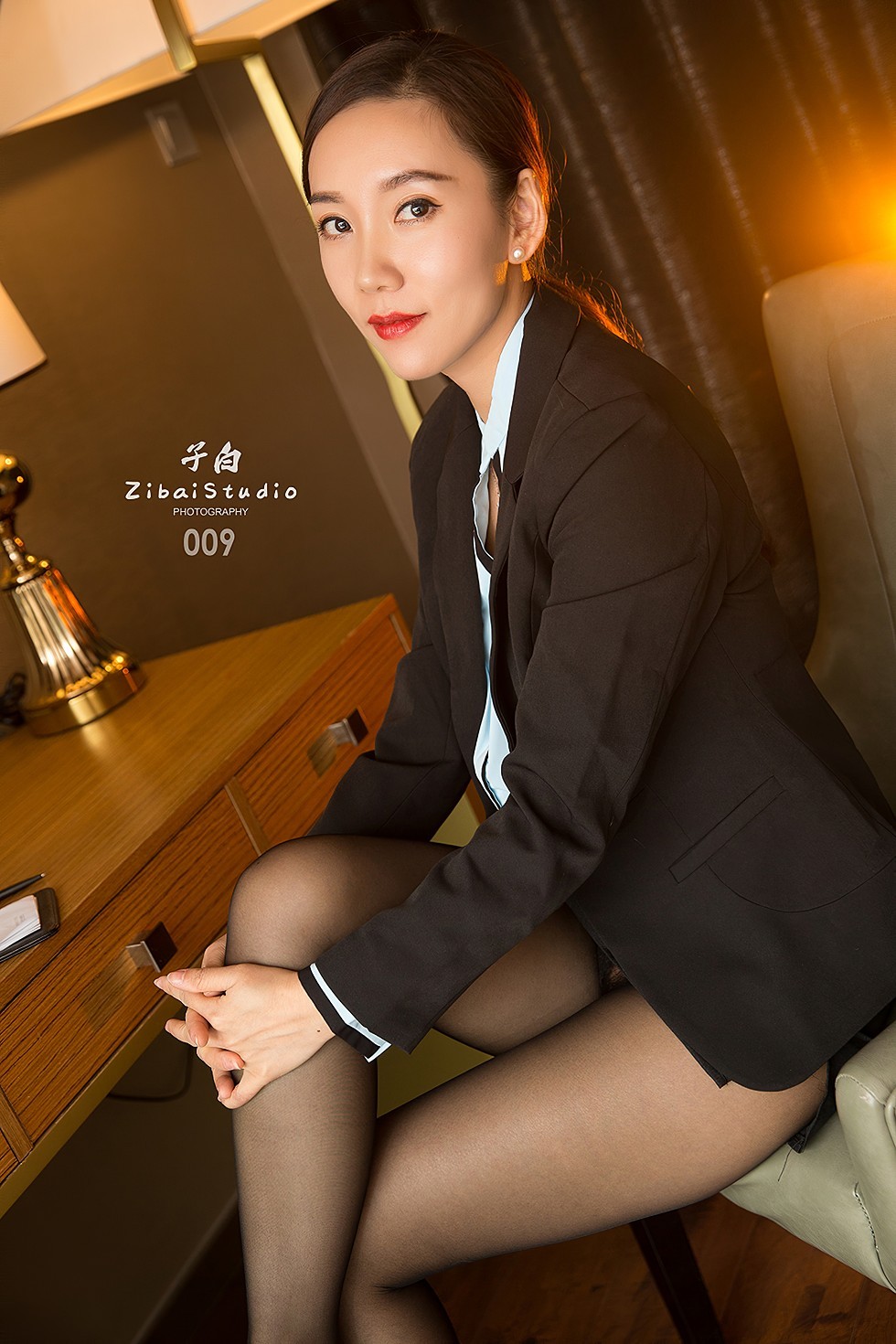 [Toutiao头条女神]No.S026_嫩模艾静香私房职场黑西装半脱秀黑丝裤袜诱惑写真50P