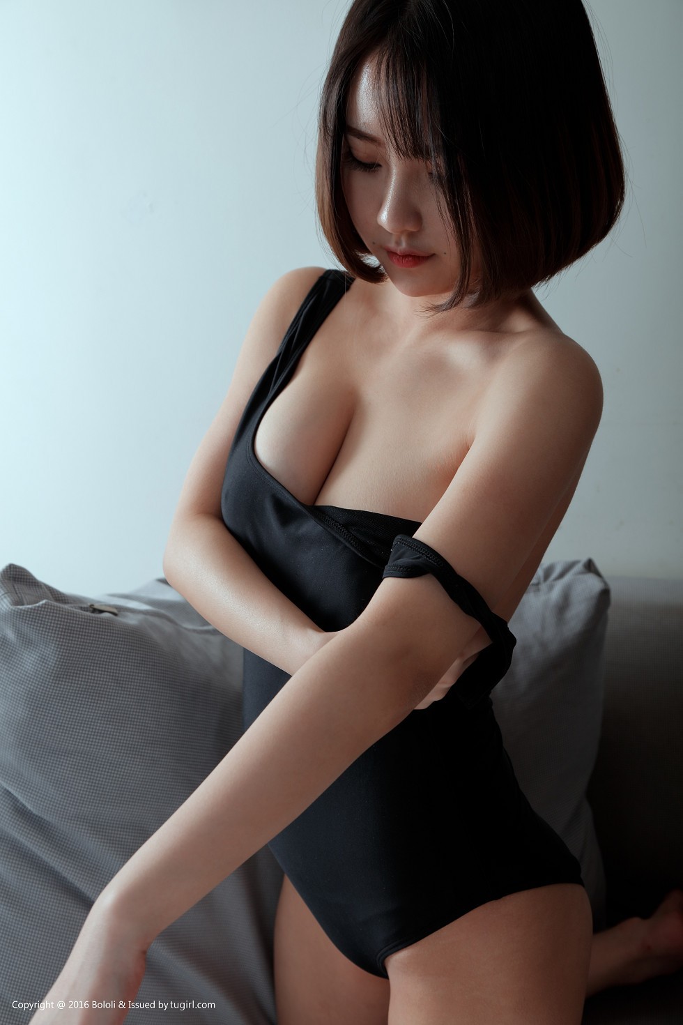 [BoLoli波萝社新刊]Vol.076_嫩模小魔女奈奈居家沙发上全裸上身美乳诱惑写真47P