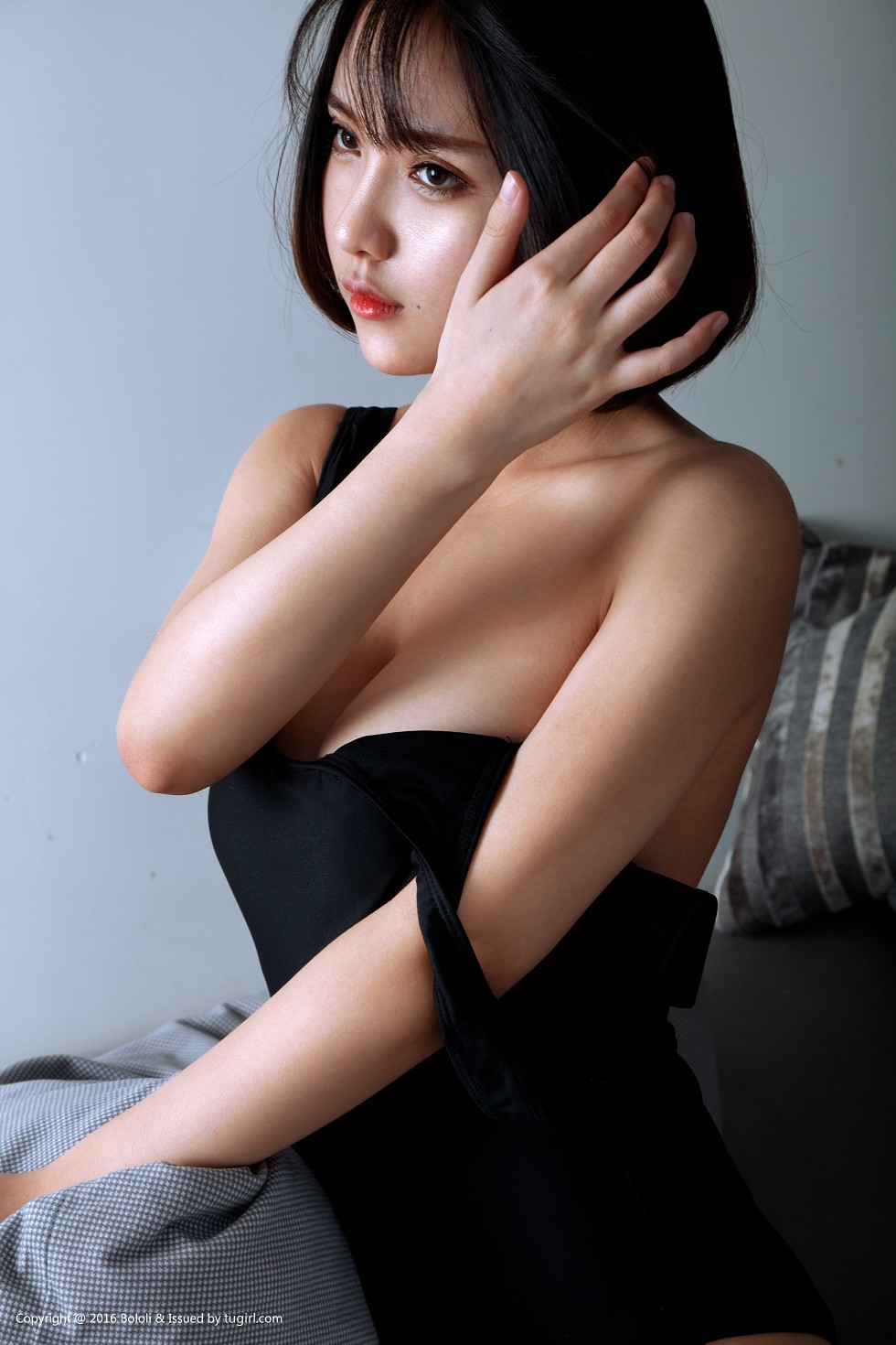[BoLoli波萝社新刊]Vol.076_嫩模小魔女奈奈居家沙发上全裸上身美乳诱惑写真47P