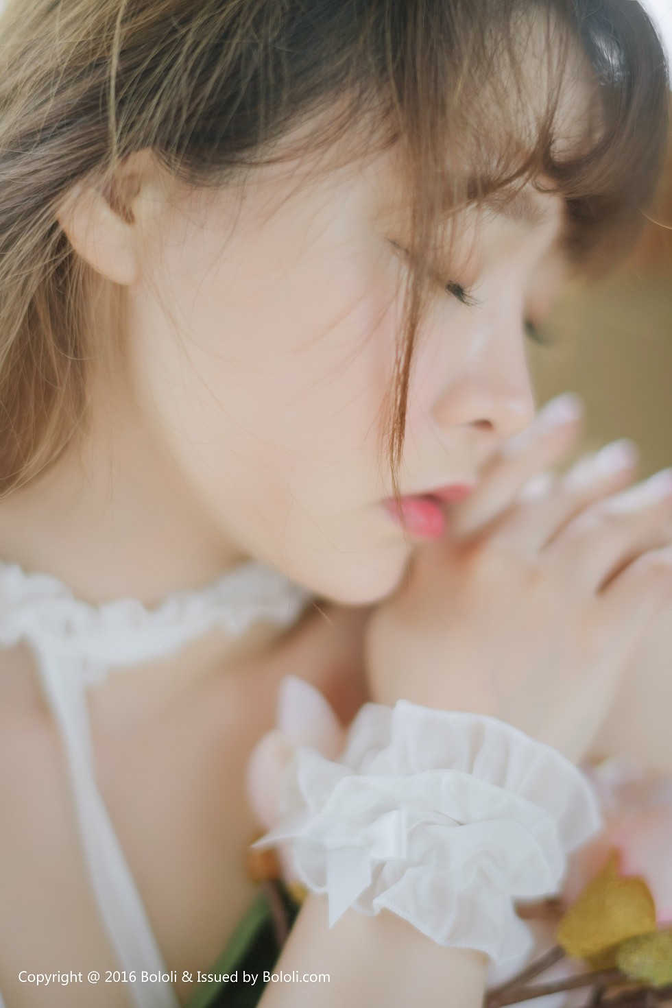 [BoLoli波萝社新刊]Vol.090_嫩模柳侑绮花丛中白纱美少女白色蕾丝内衣诱惑写真41P