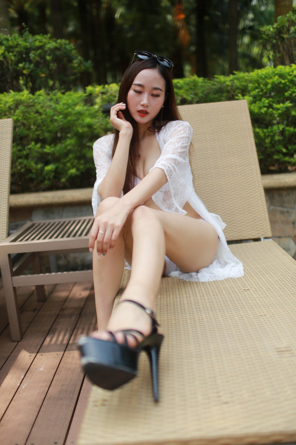 尤物嫩模妹子泳池边白色比基尼+连体泳装秀完美身材湿身诱惑写真286P