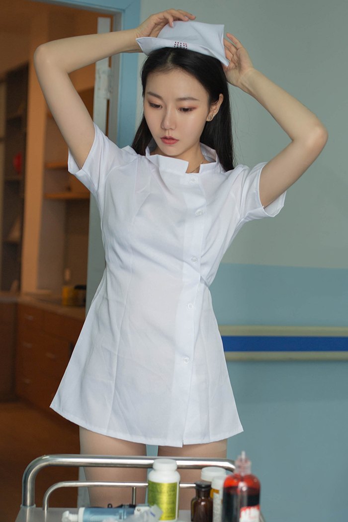 美女小护士安然肉丝美腿退烧治病(图9)
