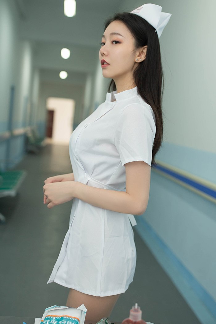 美女小护士安然肉丝美腿退烧治病(图5)