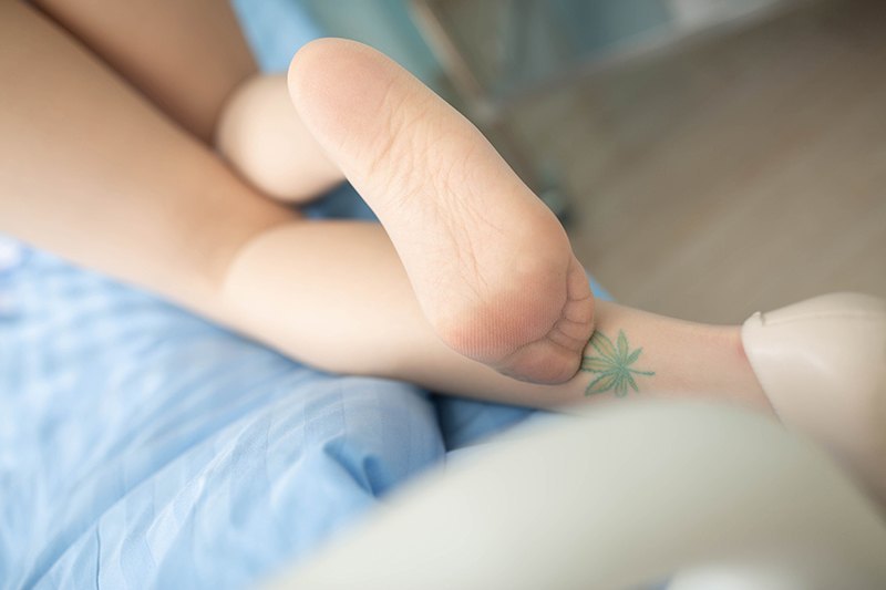 美女小护士安然肉丝美腿退烧治病(图96)