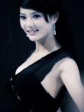 青春美女汽车青春美女侧面的瞬间美丽