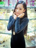 白皙青春美女皮肤如牛奶一般
