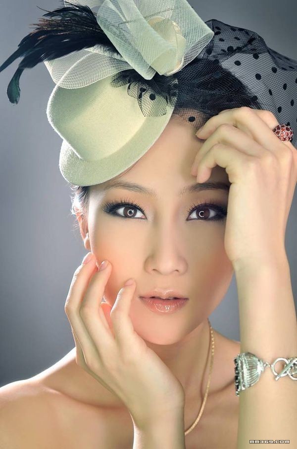 美女林鹏百变造型拍写真(图2)