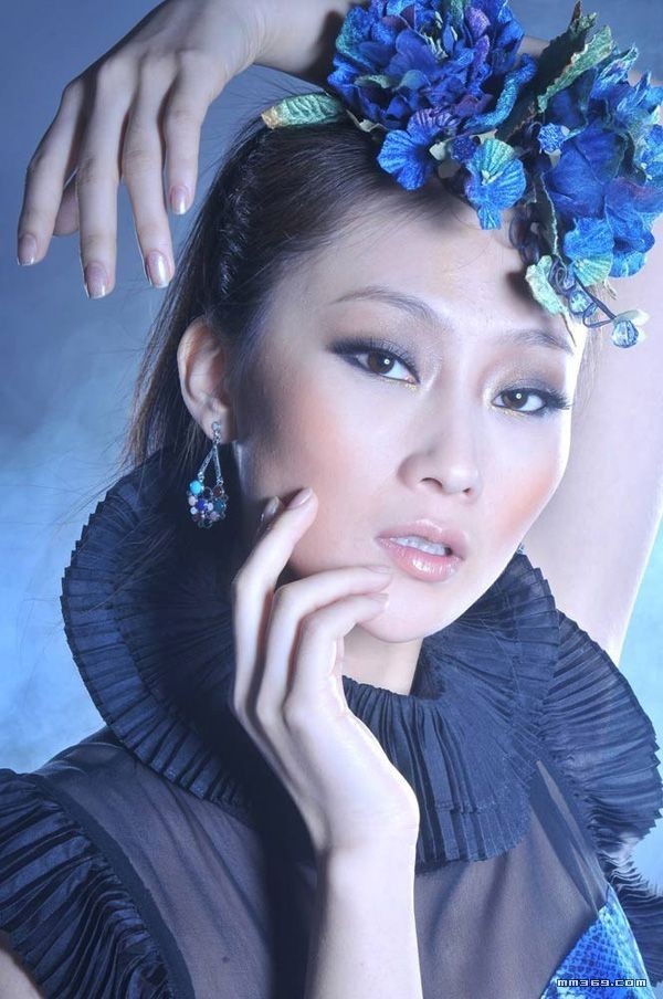 美女林鹏百变造型拍写真(图3)