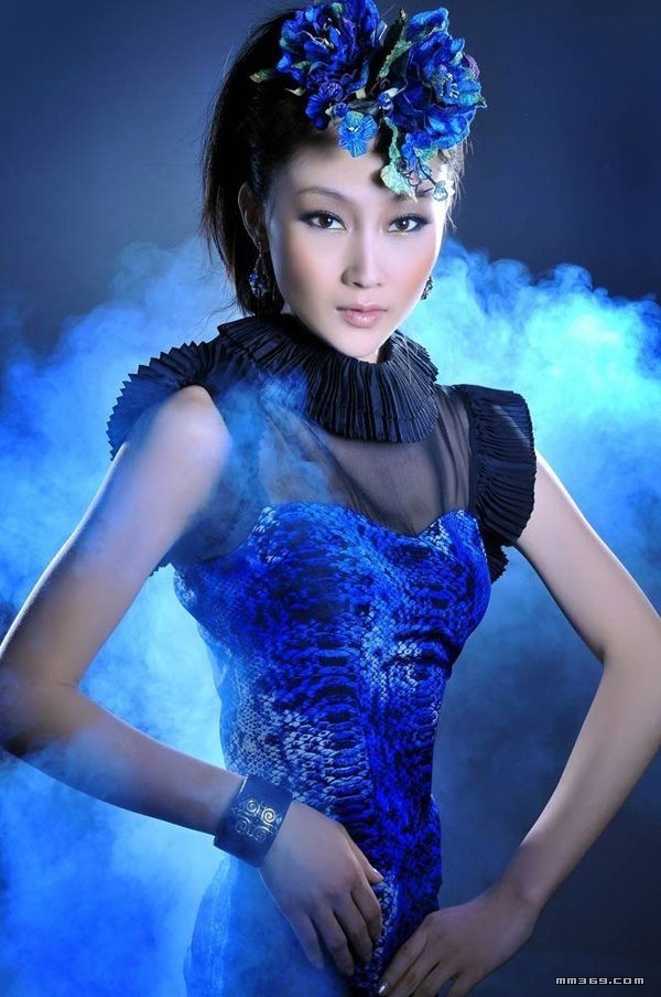 美女林鹏百变造型拍写真(图4)