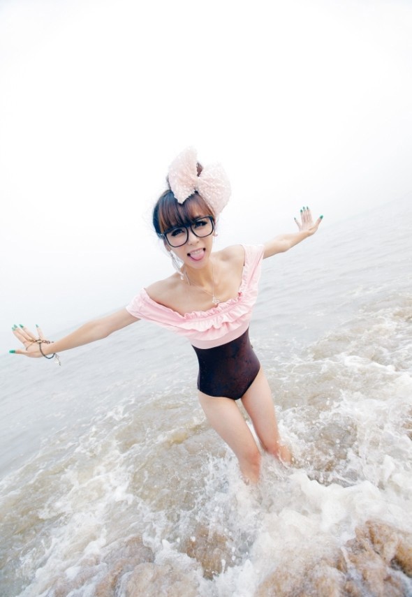 90后小萝莉泳衣靓丽写真(图10)