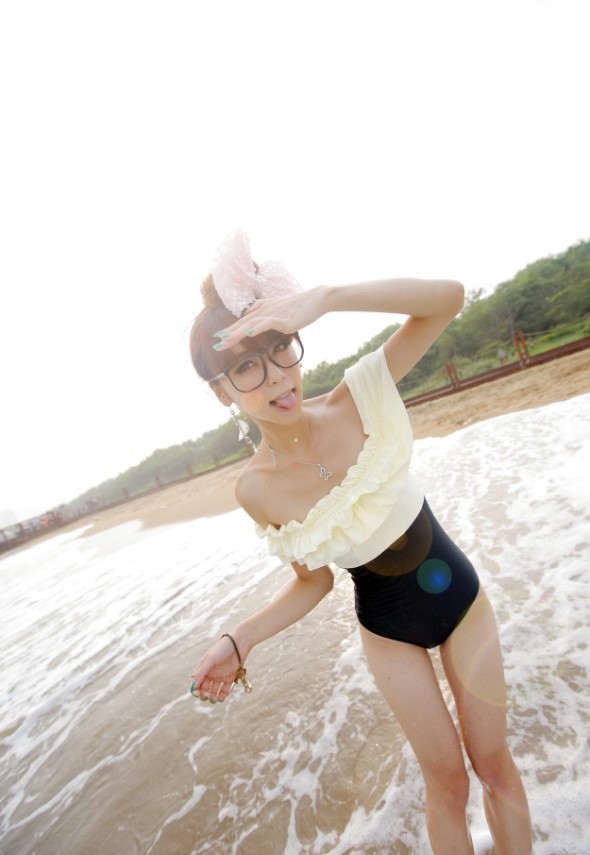 90后小萝莉泳衣靓丽写真(图11)