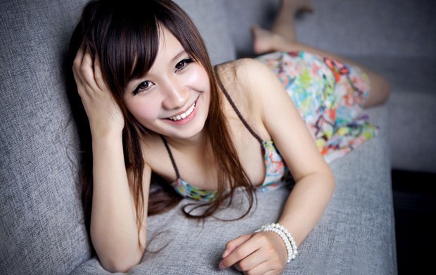碎花裙美女超养眼私房照(图3)